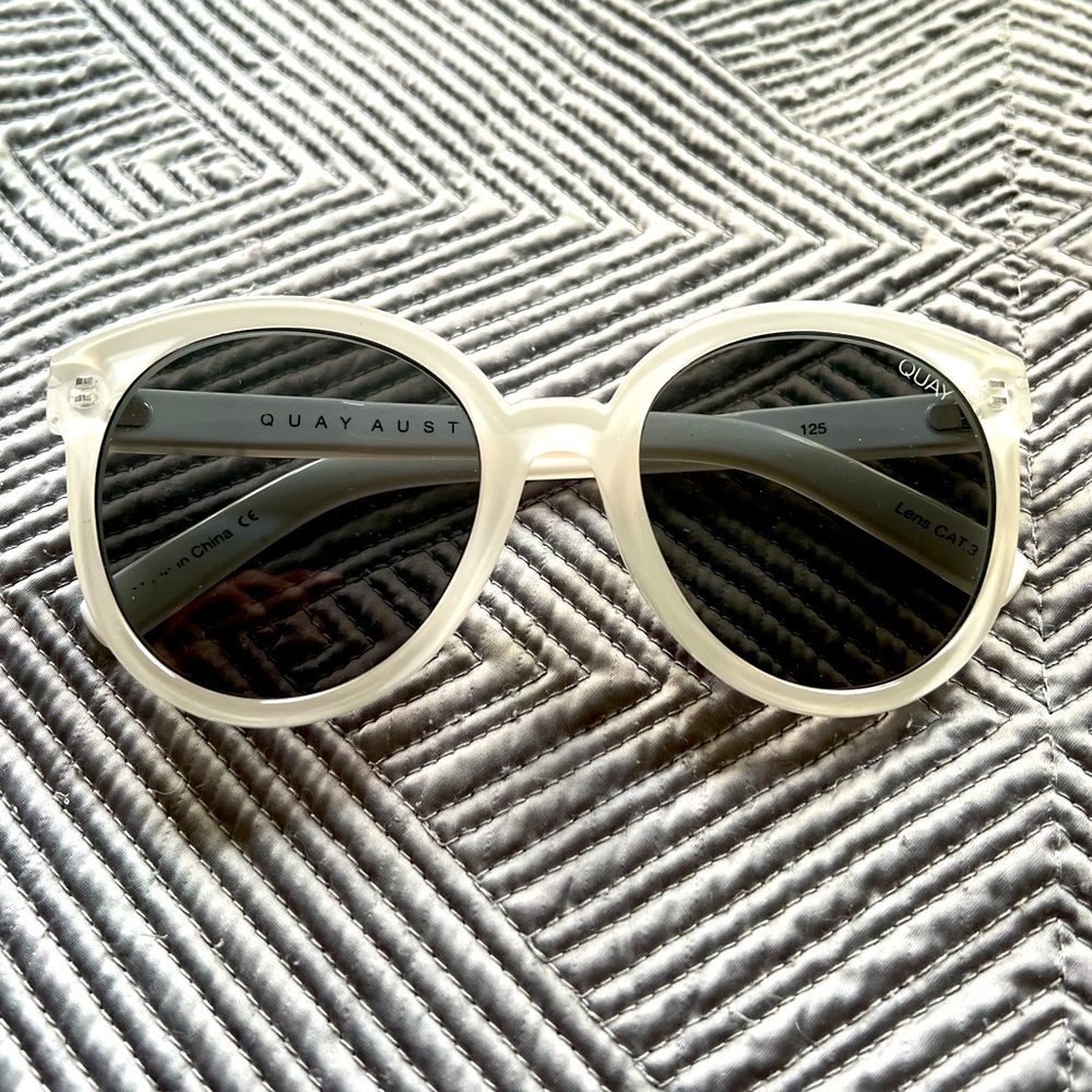 Quay Australia High Tea White Circle Framed Glasses Plastic